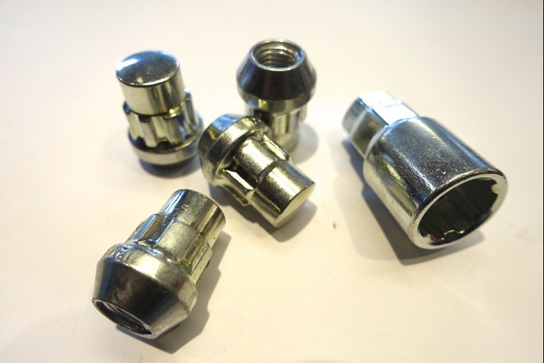 High security locking wheel nut set